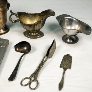 Lote de Metal Vintage: Hielera, Salseras, Portaretrato y Utensilios - imagen 4