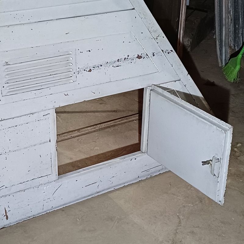 Armario bajo escalera de hierro: Mueble práctico y estético - imagen 3