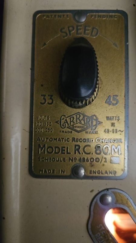 Tocadiscos modelo Carrard: Un reproductor de discos vintage en excelente estado - imagen 2