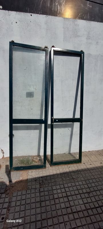 Puertas de ventana antiguas con vidrio roto - imagen 2