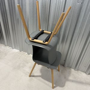 Lote anterior: Juego de 2 Sillas de Plástico Gris con Patas de Madera Clara