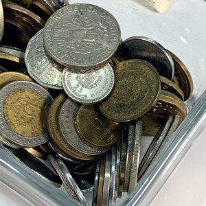 Lote de Monedas Varias y Billetes de Uruguay y África - imagen 3