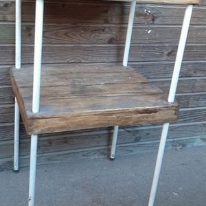 Lote siguiente: Estantería de Caño y Madera con Dos Niveles