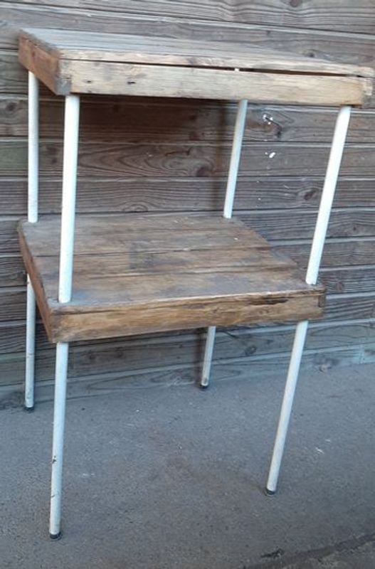 Estantería de Caño y Madera con Dos Niveles