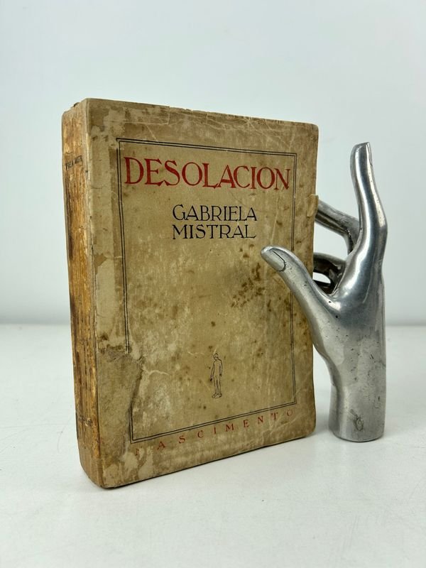 Lote siguiente: Libro de poesía de Gabriela Mistral, edición antigua con dedicatoria manuscrita