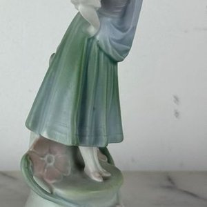 Figura Antigua de Porcelana Niña con Pañuelo - Gebruder Heubach - imagen 2
