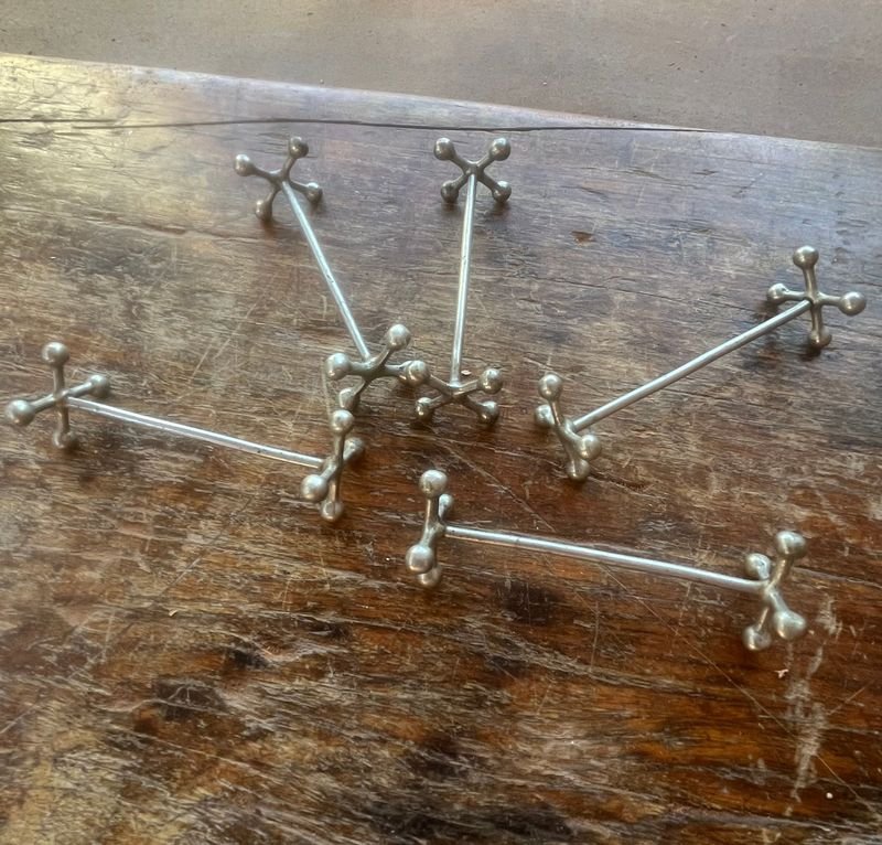 Lote anterior: Posa cubiertos de metal con diseño cruzado