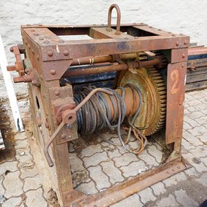 Guinche Manual Antiguo de Hierro con Cable - imagen 1