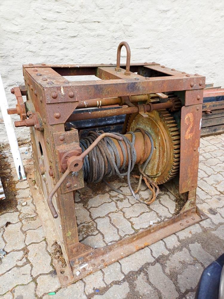 Guinche Manual Antiguo de Hierro con Cable