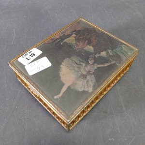 Lote siguiente: Caja Musical Metálica con Forro de Terciopelo y Diseño de Ballet