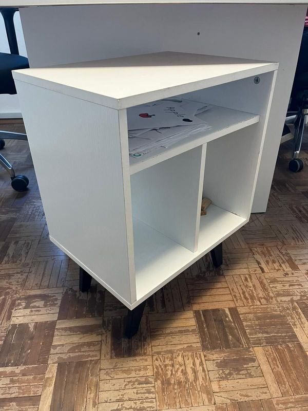 Mesa auxiliar de madera con diseño simple - imagen 1