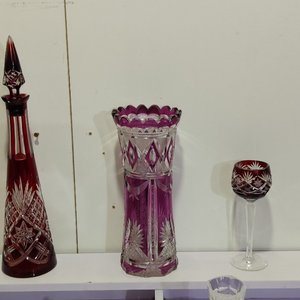 Lote de 8 piezas de cristal tallado: licorera roja, floreros, copas y objetos decorativos - imagen 3