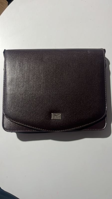 Cartera Grande Marrón con Agenda y Logo Metálico