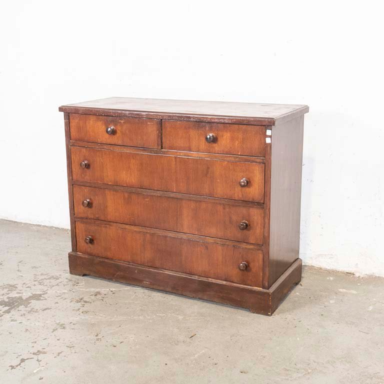 Lote siguiente: Cómoda con cinco cajones en madera