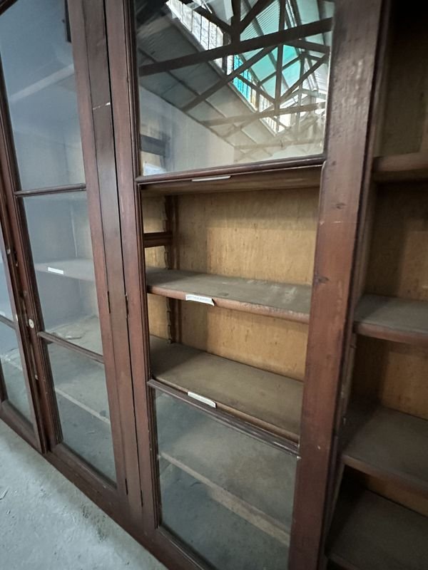 Librería de madera con tres puertas - imagen 4