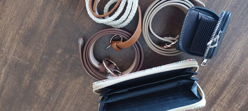 Colección de bolsos y cinturones