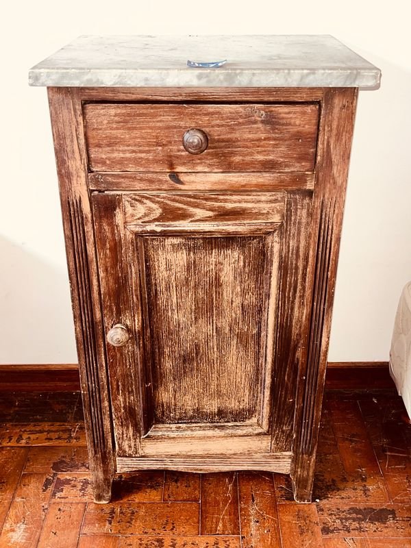 Mesa de Luz Antigua con Cajón, Puerta y Mármol