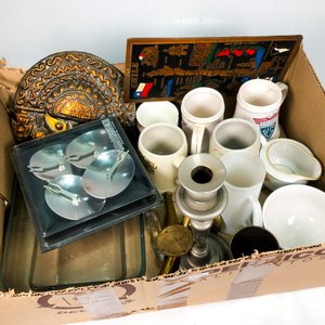 Lote de Candelabro Metálico con Placas de Cobre Repujado y Tazas Variadas - imagen 2