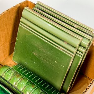 Lote de 20 piezas de mayólica verde: azulejos y guardas - imagen 3