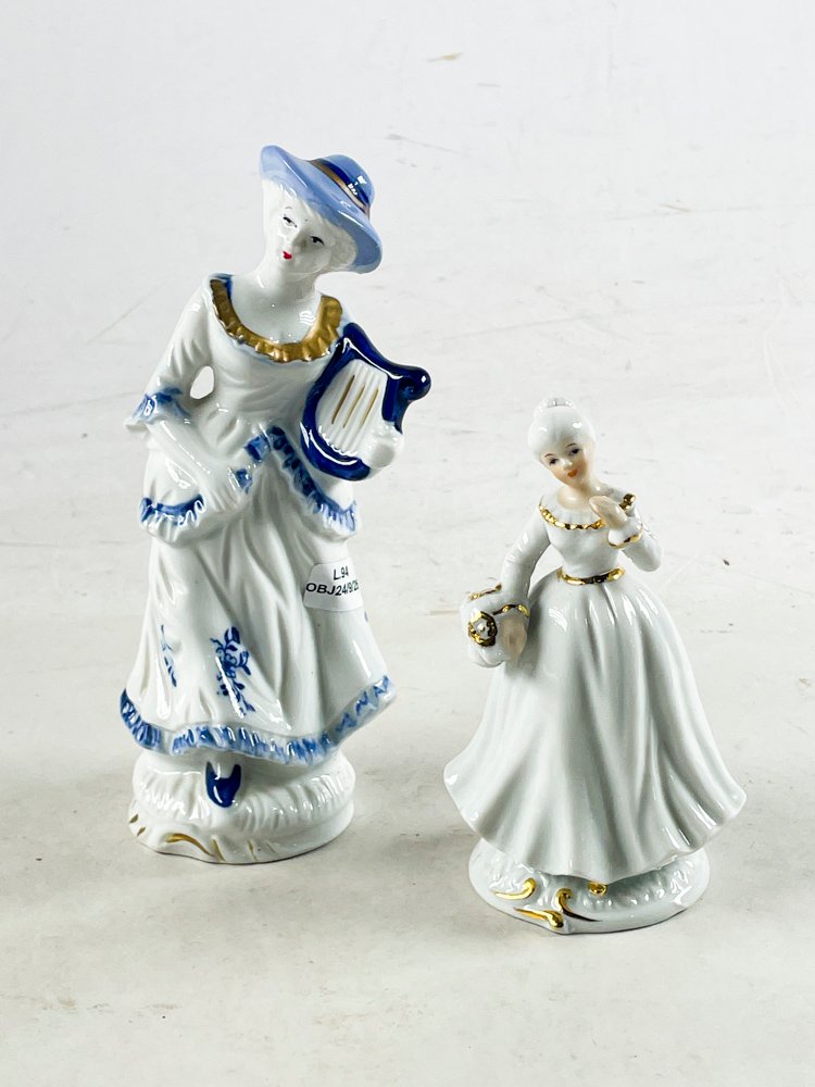 Dos Figuras de Porcelana Estilo Clásico, 14 y 20 cm