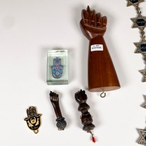 Seis Piezas: Amuletos Varios y Manos de Madera - imagen 3