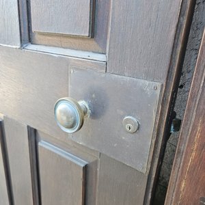 Zaguan de madera dura con herrajes - imagen 3