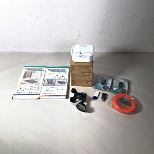 Lote siguiente: Lote de Accesorios: Tanza, Cables USB, Soportes para Tablet y Celular, Jabonera
