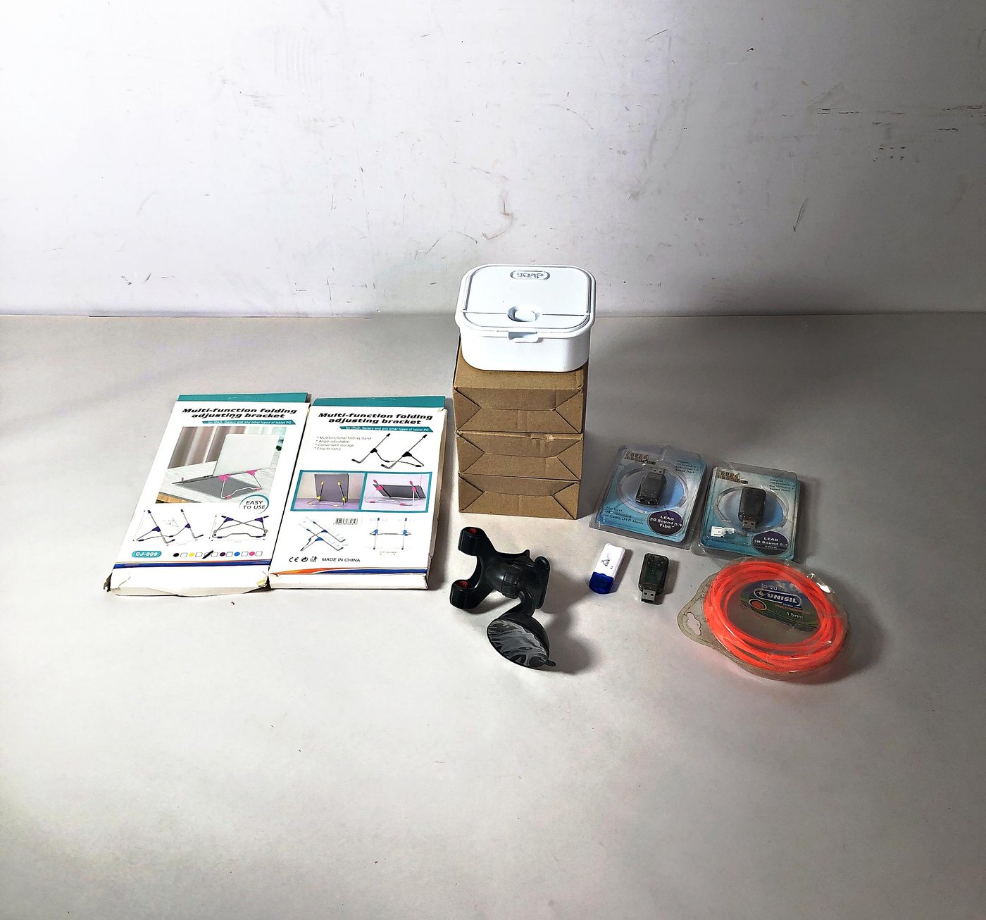Lote de Accesorios: Tanza, Cables USB, Soportes para Tablet y Celular, Jabonera