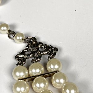 Dos Collares de Perlas de Fantasía con Broche Decorado - imagen 5