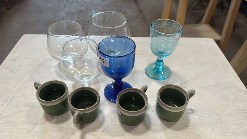 Lote siguiente: Copa y Taza de Vidrio y Cerámica