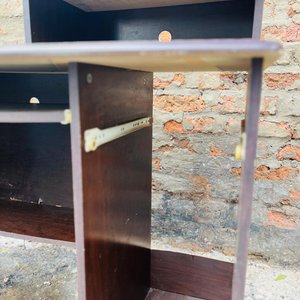 Escritorio Marrón Oscuro en MDF con Estante Superior - imagen 2