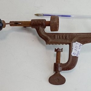 Antiguo Cargador de Cartuchos DIANA de Metal con Mangos de Madera - imagen 2
