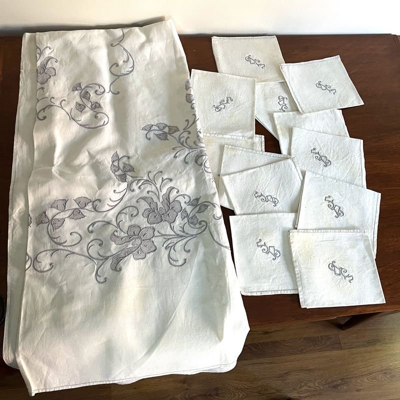 Mantel Antiguo Bordado con 12 Servilletas