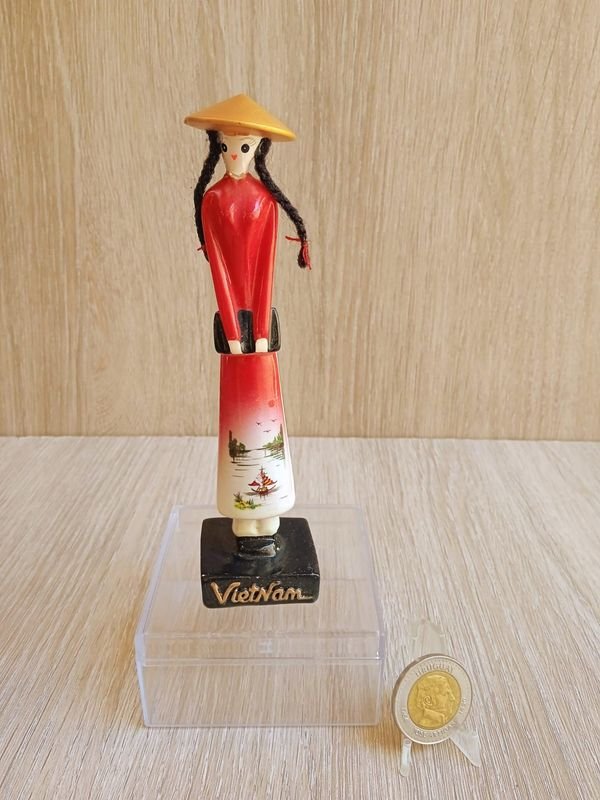 Lote siguiente: Figura Tradicional de Vietnam en Cerámica
