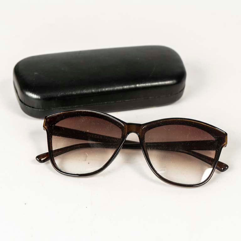 Lote siguiente: Lentes de sol con estuche - Par de gafas de sol