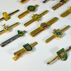 Lote de 21 Pasatiempos Dorados con Escudos Decorativos - imagen 2