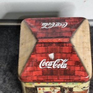 Lote siguiente: Lata Coca-Cola Decorada Estilo Navideño con Vela Aromática