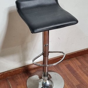 Lote anterior: Banqueta Alta Regulable con Asiento Negro y Base Cromada