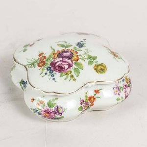 Lote siguiente: Bombonera de Porcelana Francesa Decorada con Flores
