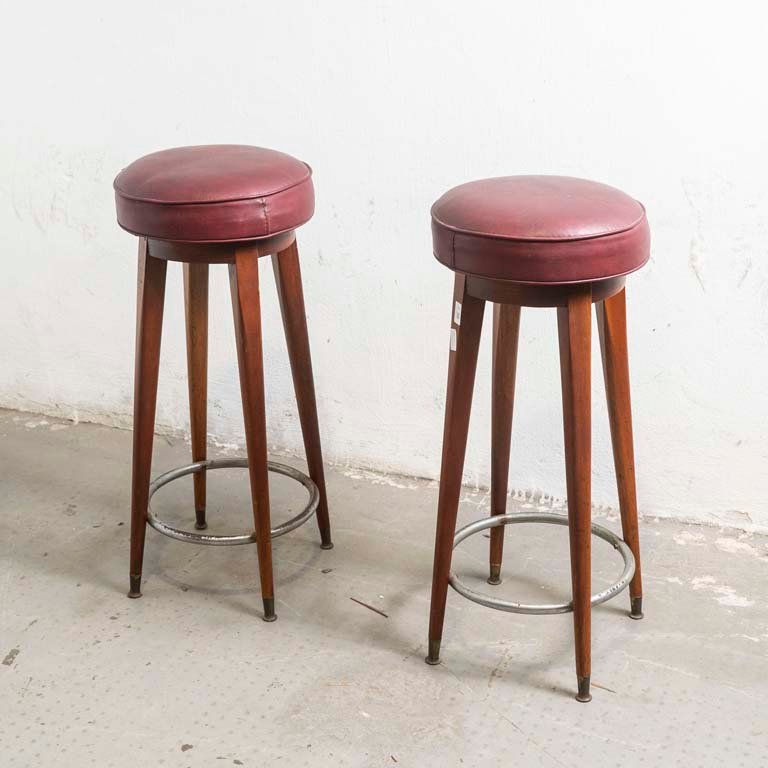 Par de Taburetes Altos Estilo Americano Tapizados en Cuerina Roja