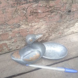 Antigua Jabonera de Peltre con Forma de Pato y Detalles en Bronce - imagen 4