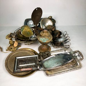Lote Variado de Metal: Lámpara a Kerosene, Coladores, Bandejas y Adornos - imagen 2
