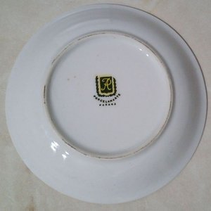 Platillo de Porcelana Rococó con Escena Galante y Borde Dorado - imagen 3