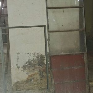 Lote anterior: Hoja de Puerta de Chapa con Vidrios y Marco de Ventana de Hierro