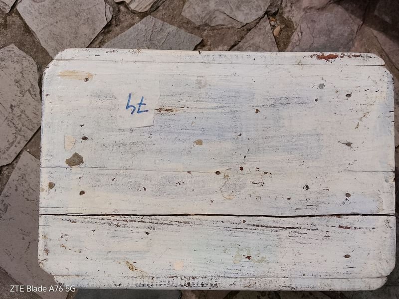 Banco de madera antiguo con detalles rústicos - imagen 2