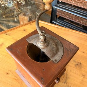 Molinillo de Café Antiguo de Madera con Cajón Recolector - imagen 3