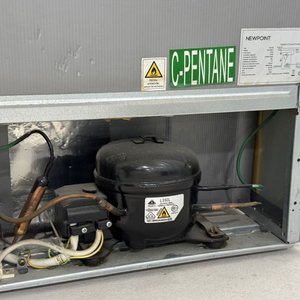 Heladera Minibar Newpoint FR-92S Plateada con Cerradura - imagen 13