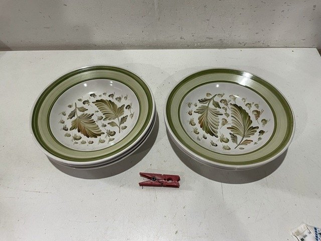 Lote siguiente: Platos de porcelana con diseño colorido y juguetes