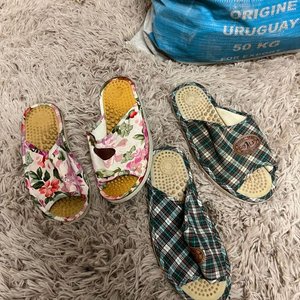 Lote de Más de 50 Pares de Pantuflas y Calzado Variado - imagen 8