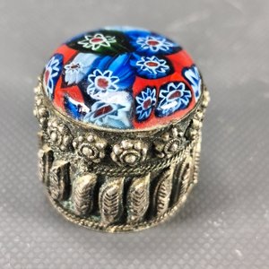Caja de Metal con Tapa Millefiori y Diseños en Relieve - imagen 3